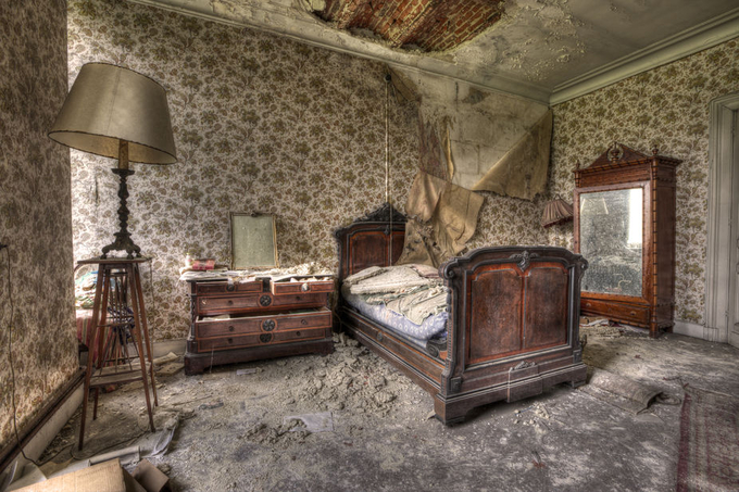 Room @ Chateau La Foret by ronaldcools - Urban Decay Photo Contest