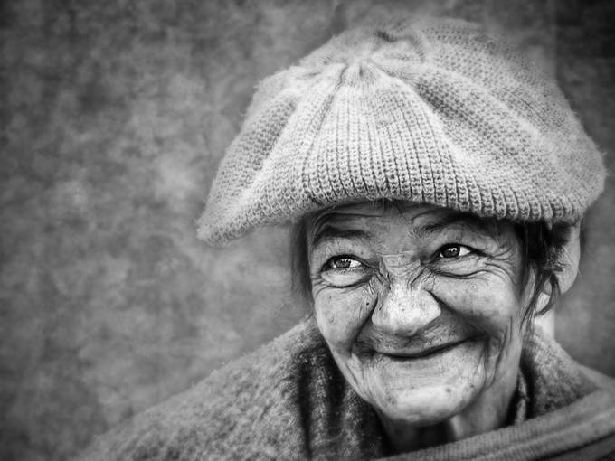 The queen of the streets of Bogota by cosmecastell - Black and White Portraits Photo Contest