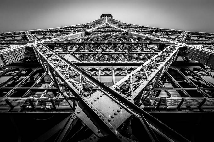 Eiffel Tower by DrawsWithLight - Crashing Lines Photo Contest