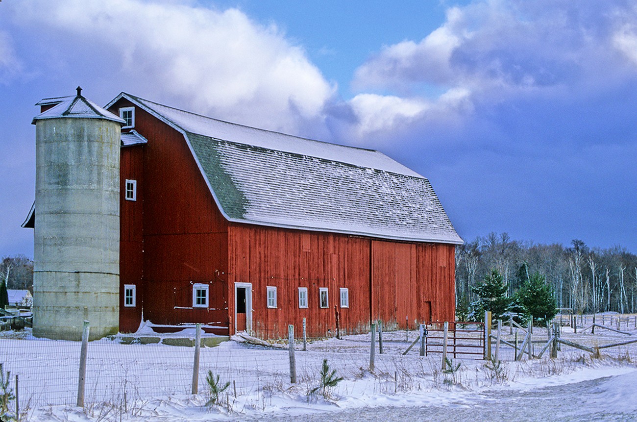 Photographing Barns by Hank Erdmann