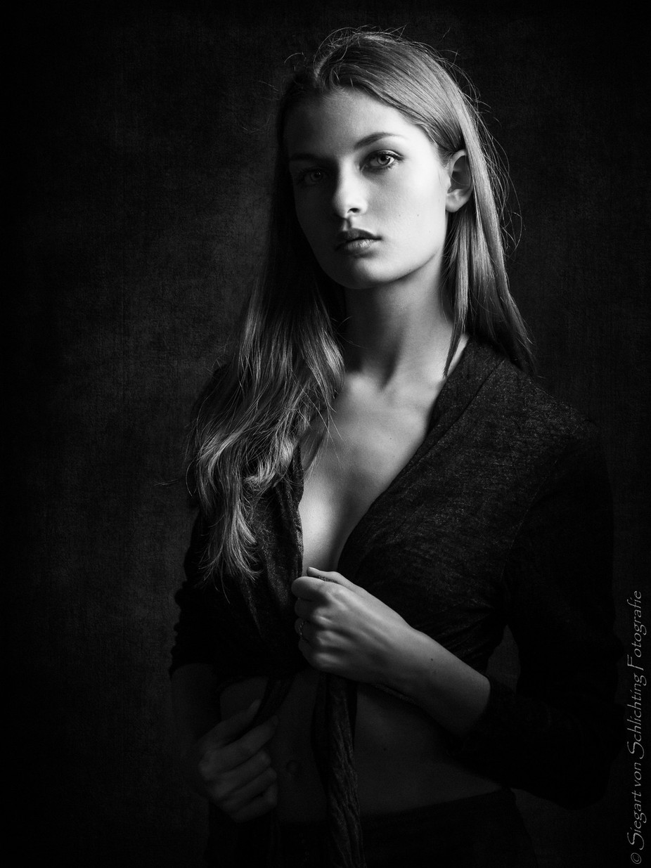 Laura by siegart - Black and White Portraits Photo Contest