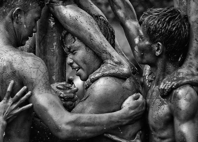 pemanjat pinang by djeffact - The Photojournalist Photo Contest