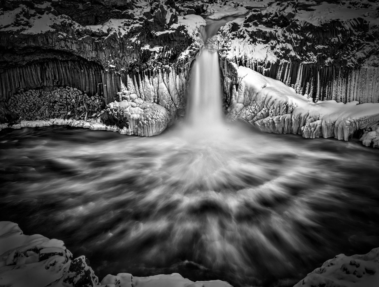 45 Outstanding Photos Of Waterfalls In B&W